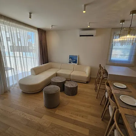 Urban Art Retreat By Belmont Realty *