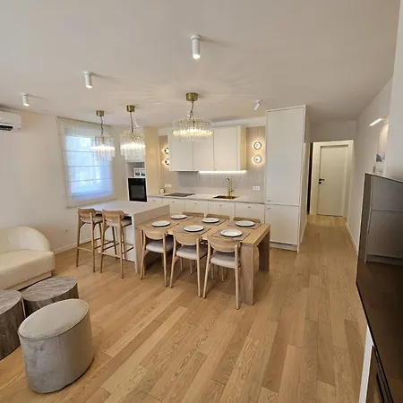 Urban Art Retreat By Belmont Realty * 자다르