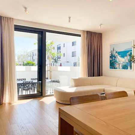 Urban Art Retreat By Belmont Realty * 자다르